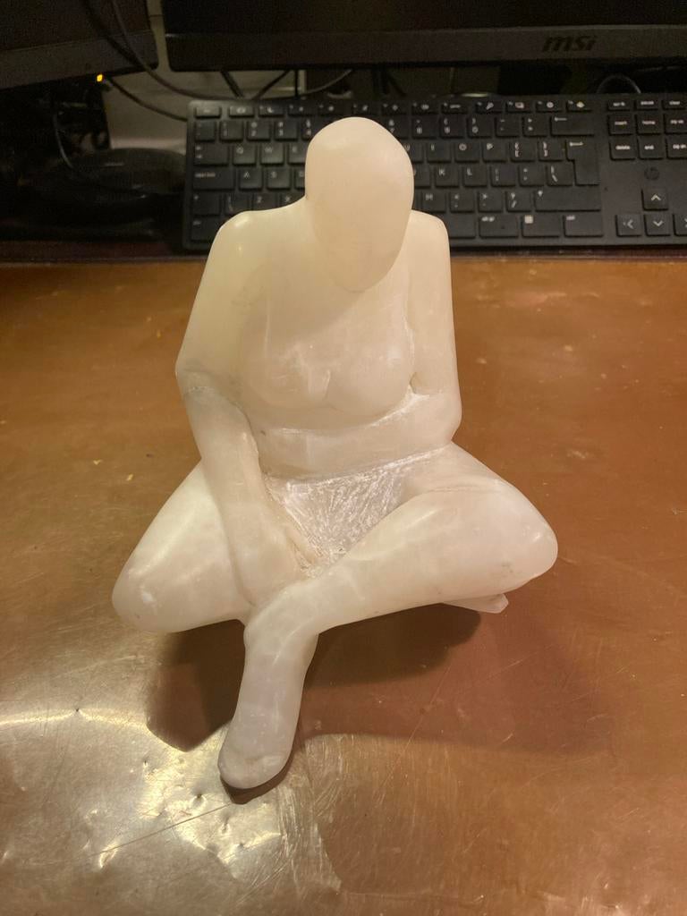 Albasten beeld van zittende vrouw, Antiek en Kunst, Kunst | Beelden en Houtsnijwerken, Ophalen of Verzenden