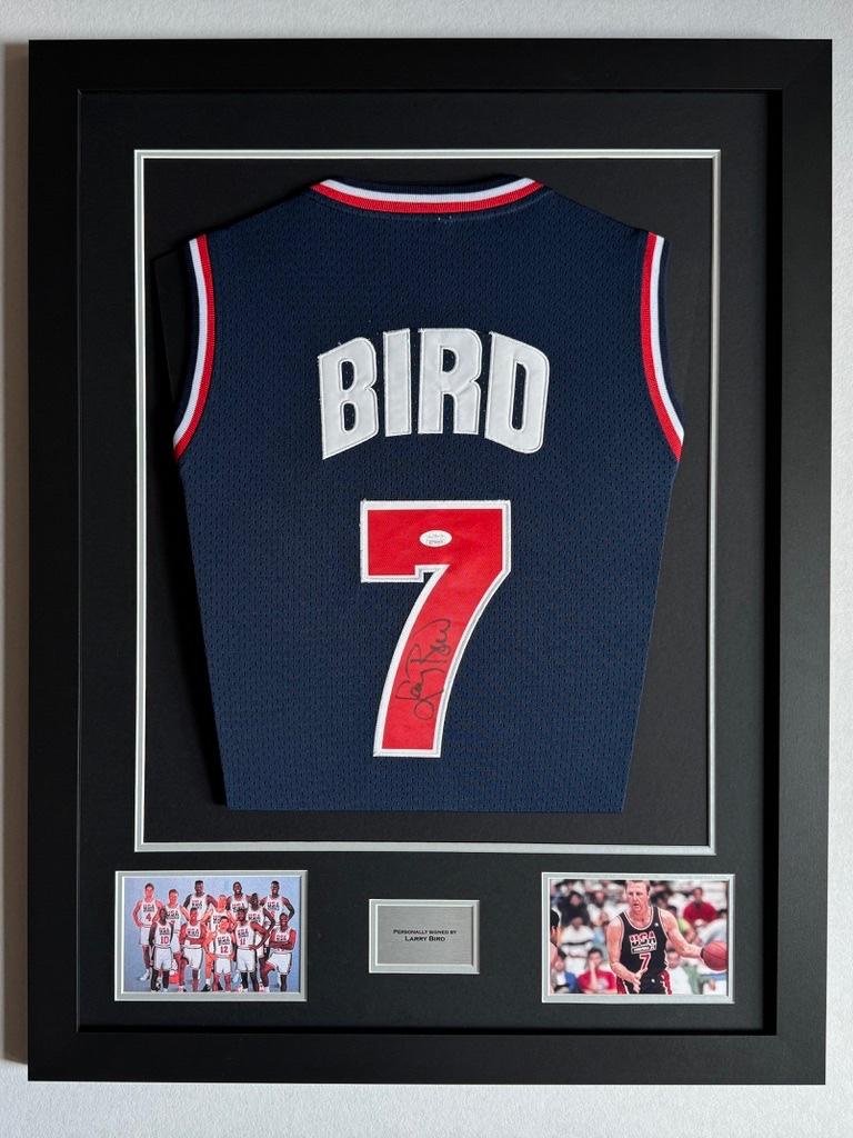 Gesigneerd en ingelijst shirt Larry Bird Team USA, Verzamelen, Ophalen of Verzenden, Nieuw, Buitenlandse clubs, Shirt