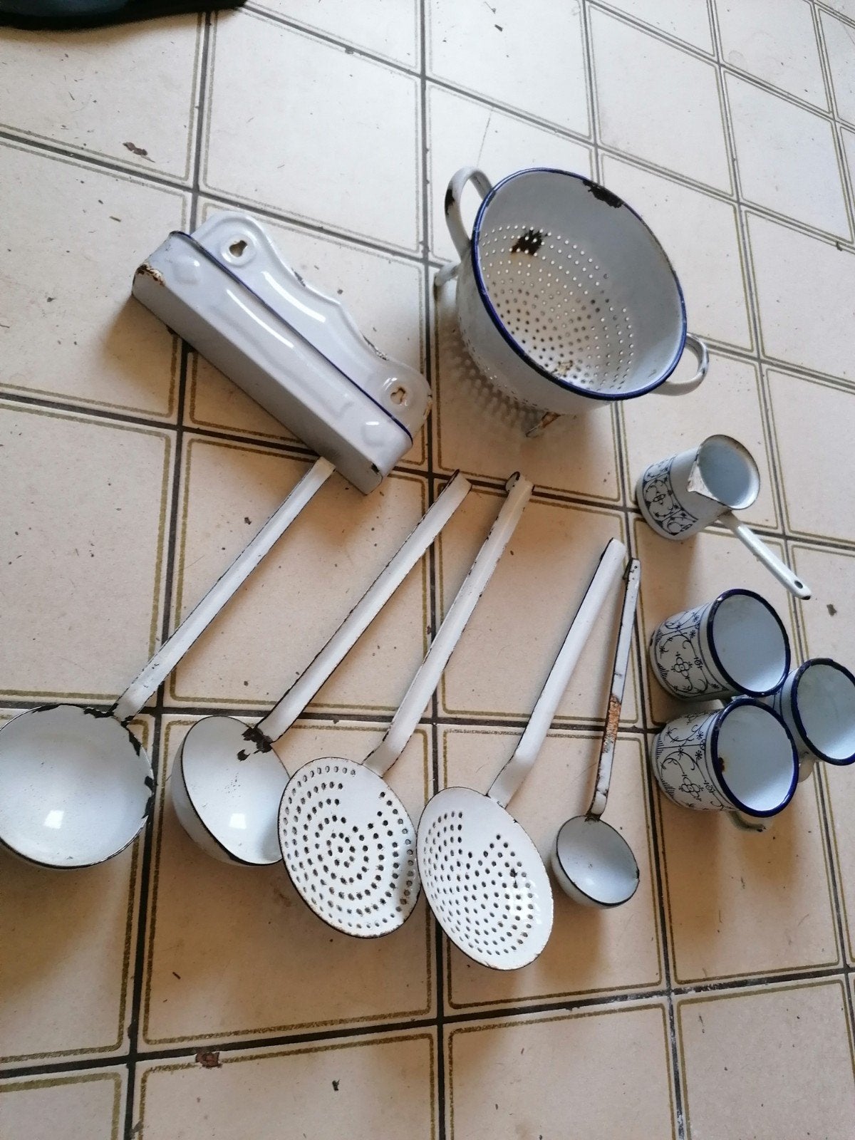 Vintage geëmailleerde keukenset - vergiet, pollepels,, Antiek en Kunst, Antiek | Emaille, Ophalen of Verzenden
