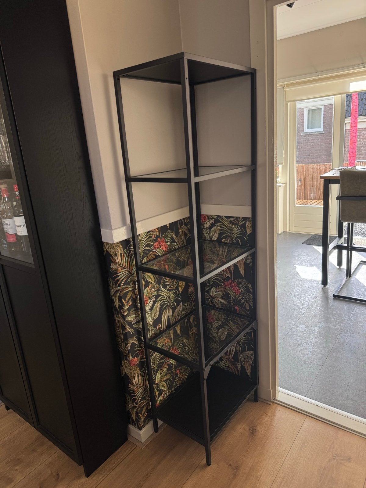 Zwarte vitrinekast - Zo goed als nieuw, Huis en Inrichting, Ophalen, Zo goed als nieuw