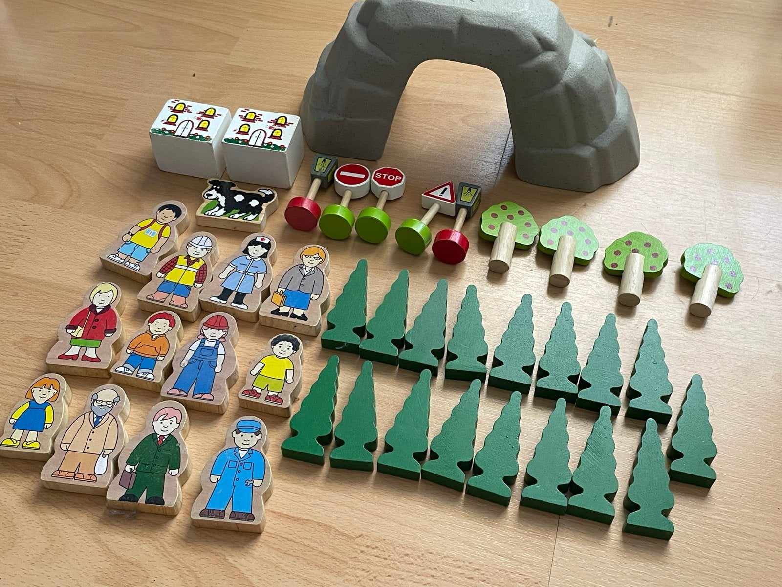 Houten speelset: figuren, bomen, tunnel, verkeersborden, Ophalen, Gebruikt, Jongen of Meisje