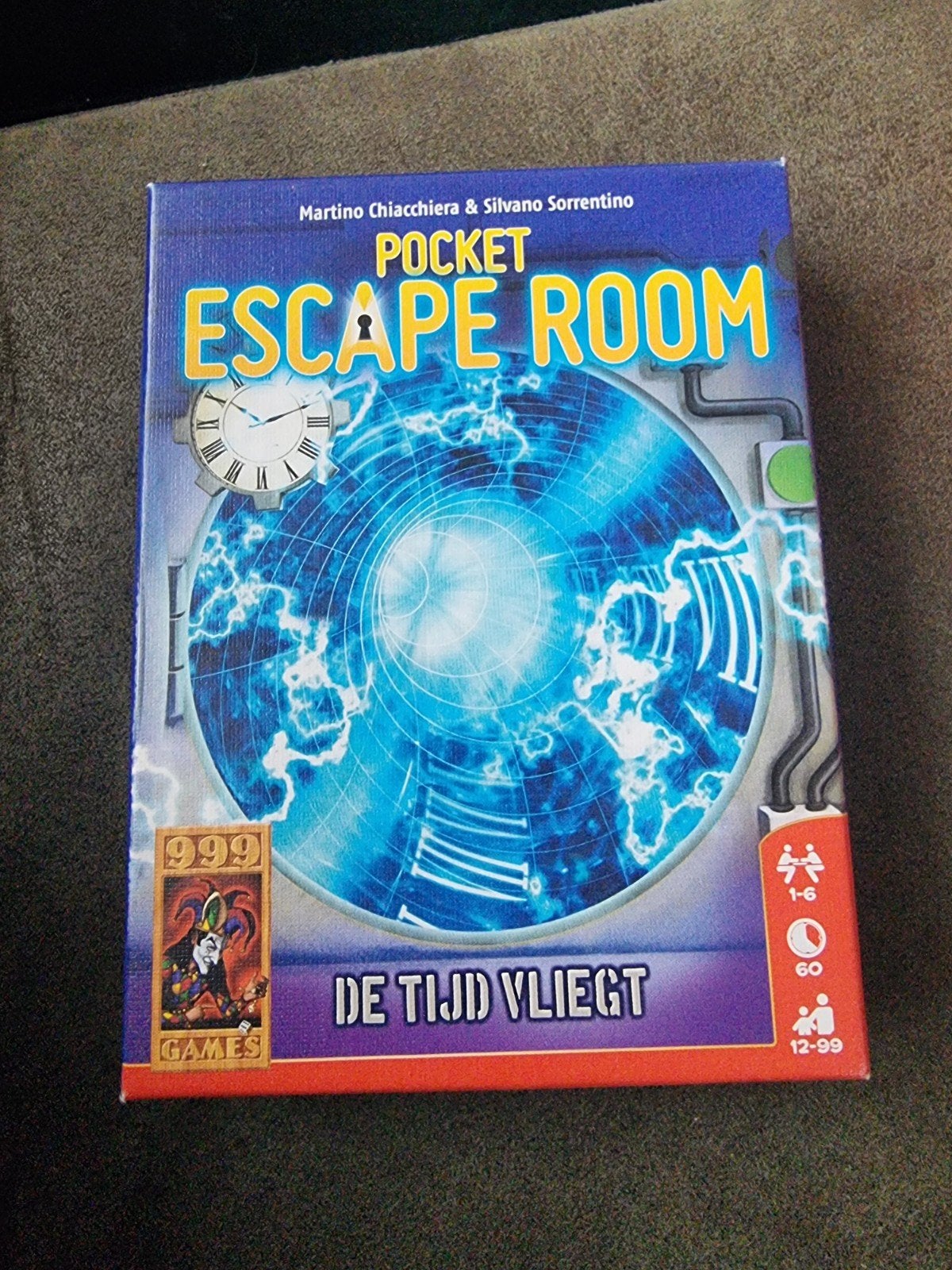 Pocket Escape Room: De Tijd Vliegt - 999 Games, Hobby en Vrije tijd, Gezelschapsspellen | Bordspellen, Nieuw, Ophalen of Verzenden