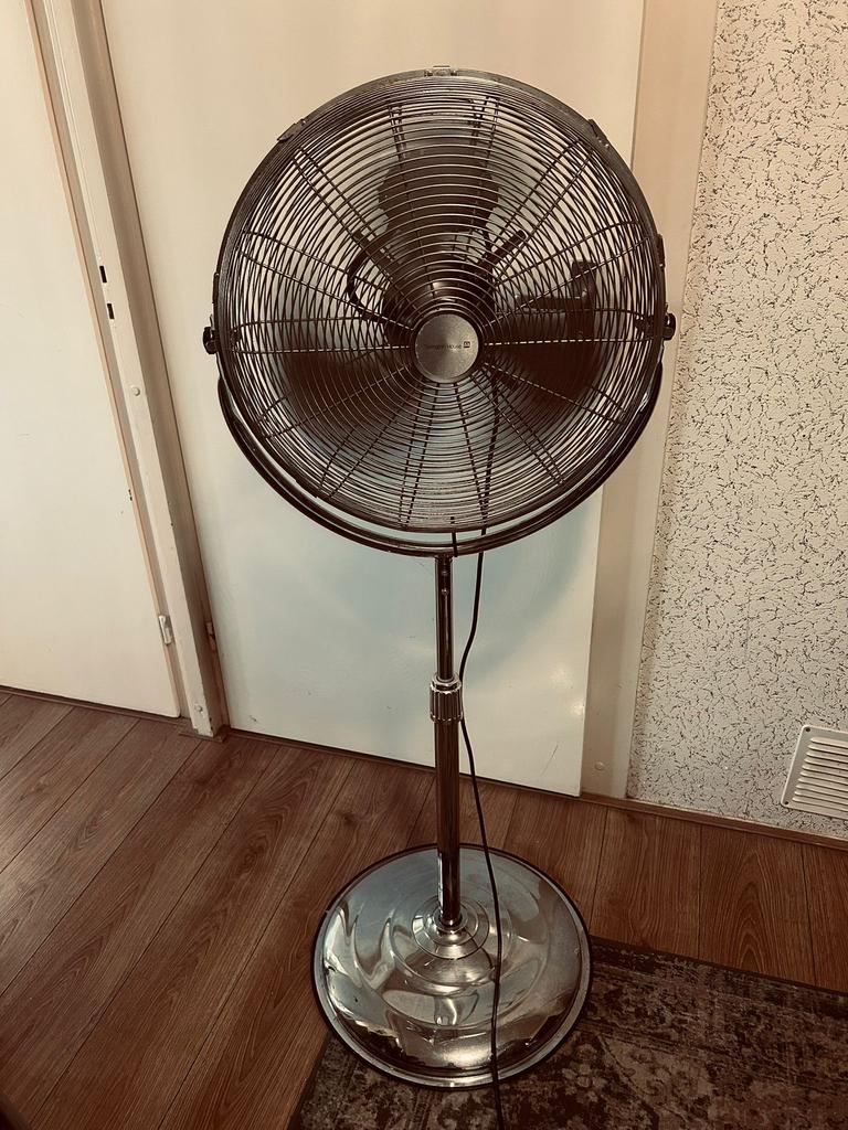 Goedewerkende staande metalen ventilator, Ophalen, Gebruikt