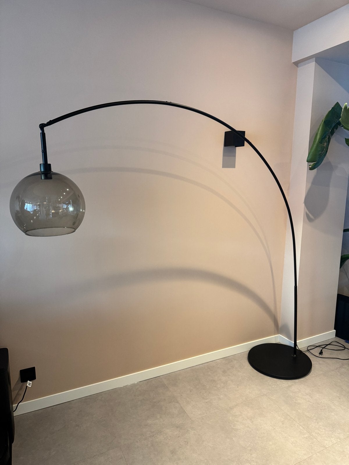 Ikea SKAFTET Moderne booglamp met glazen kap - Zwart, Huis en Inrichting, 200 cm of meer, E27 (groot), Ophalen of Verzenden, Glas