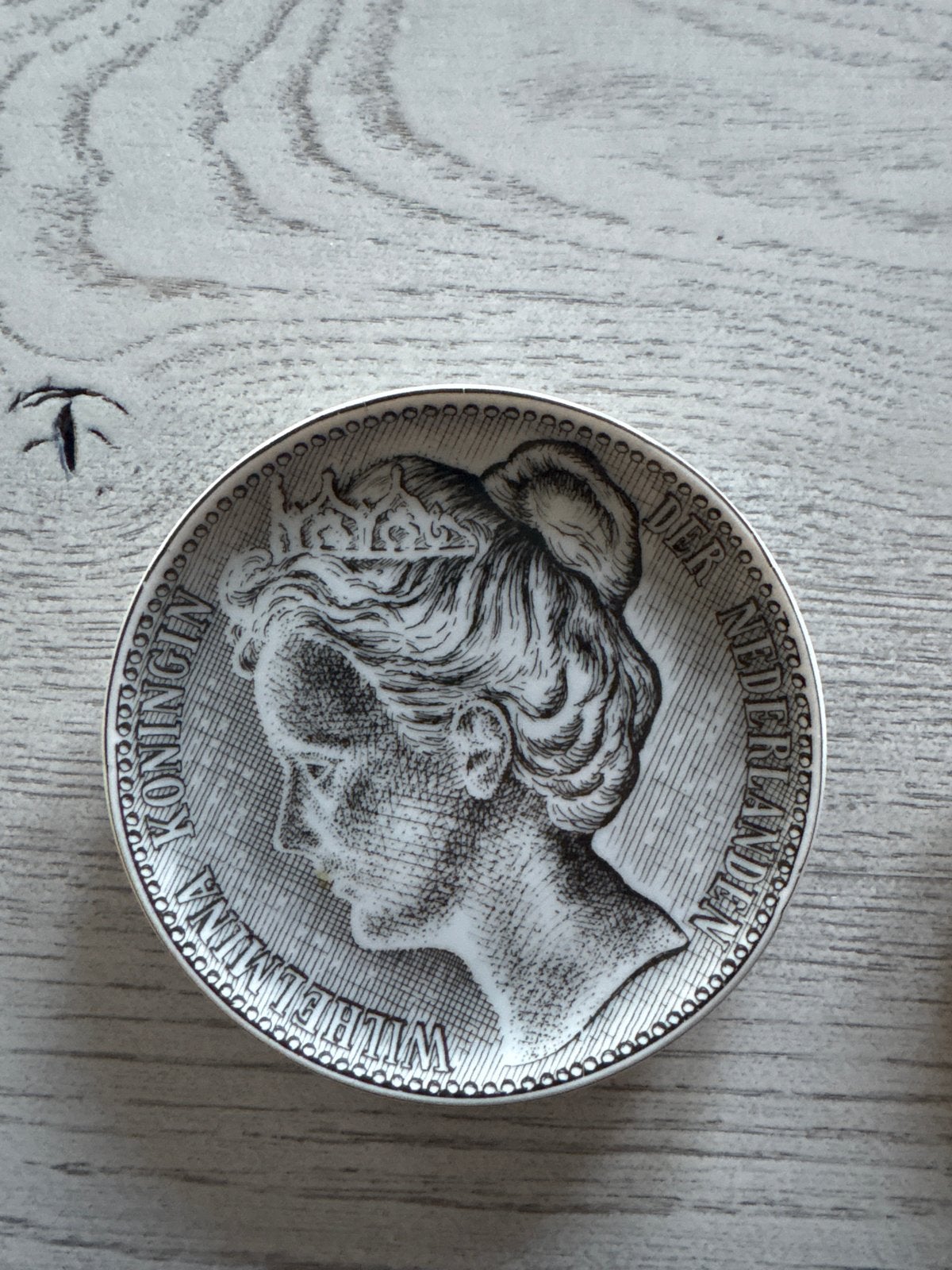 2 puntgave bordjes Focke & Meltzer Wilhelmina en Juliana, Ophalen of Verzenden