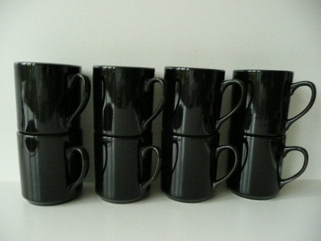 Zwarte mokken 8 stuks uit de jaren 80 nog splinternieuw, Nieuw, Ophalen of Verzenden, Overige stijlen, Kop(pen) en/of Schotel(s)