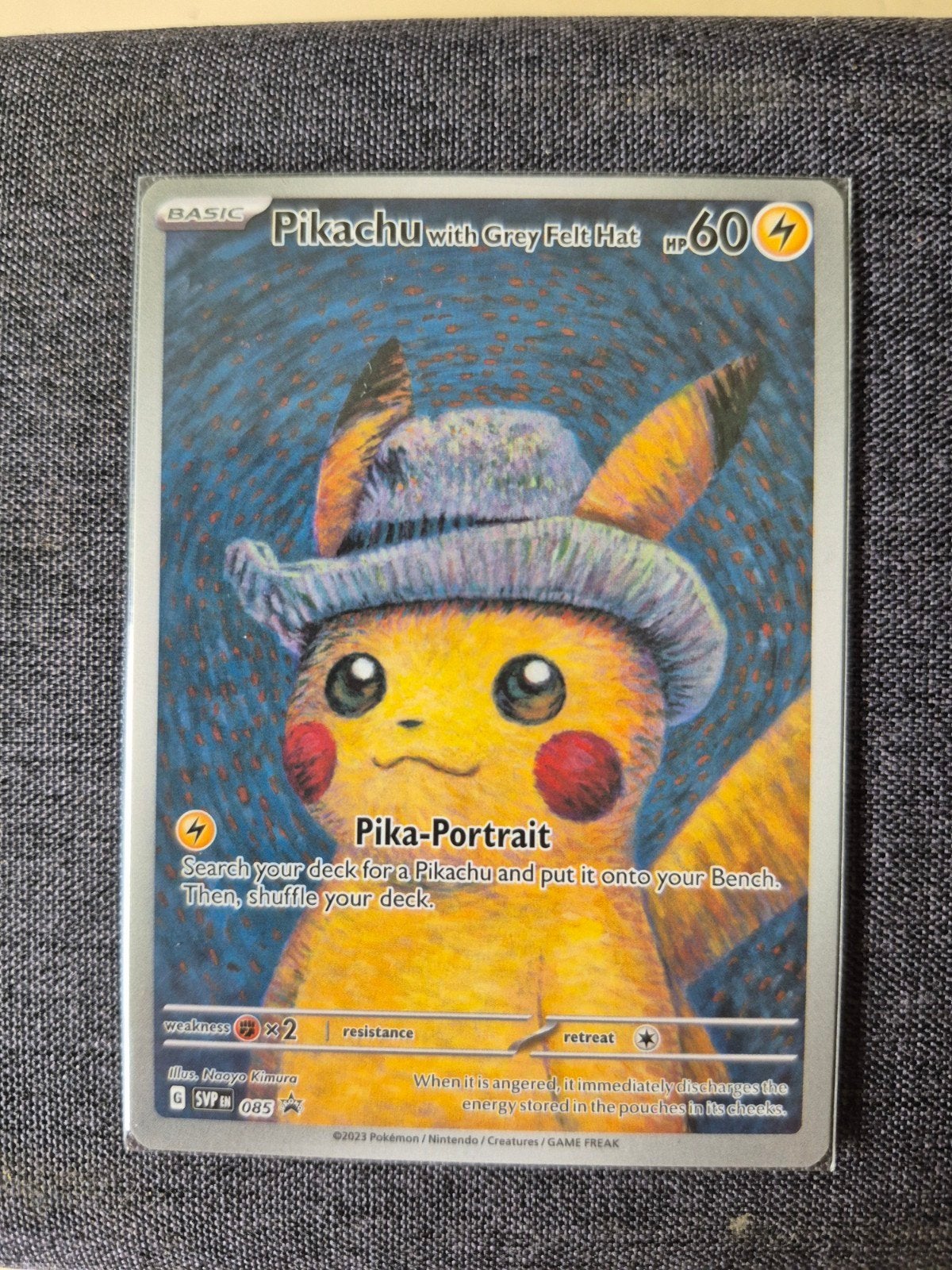 Pikachu met Grijze Vilten Hoed Pokémon Kaart SVP 085, Ophalen of Verzenden, Zo goed als nieuw, Losse kaart