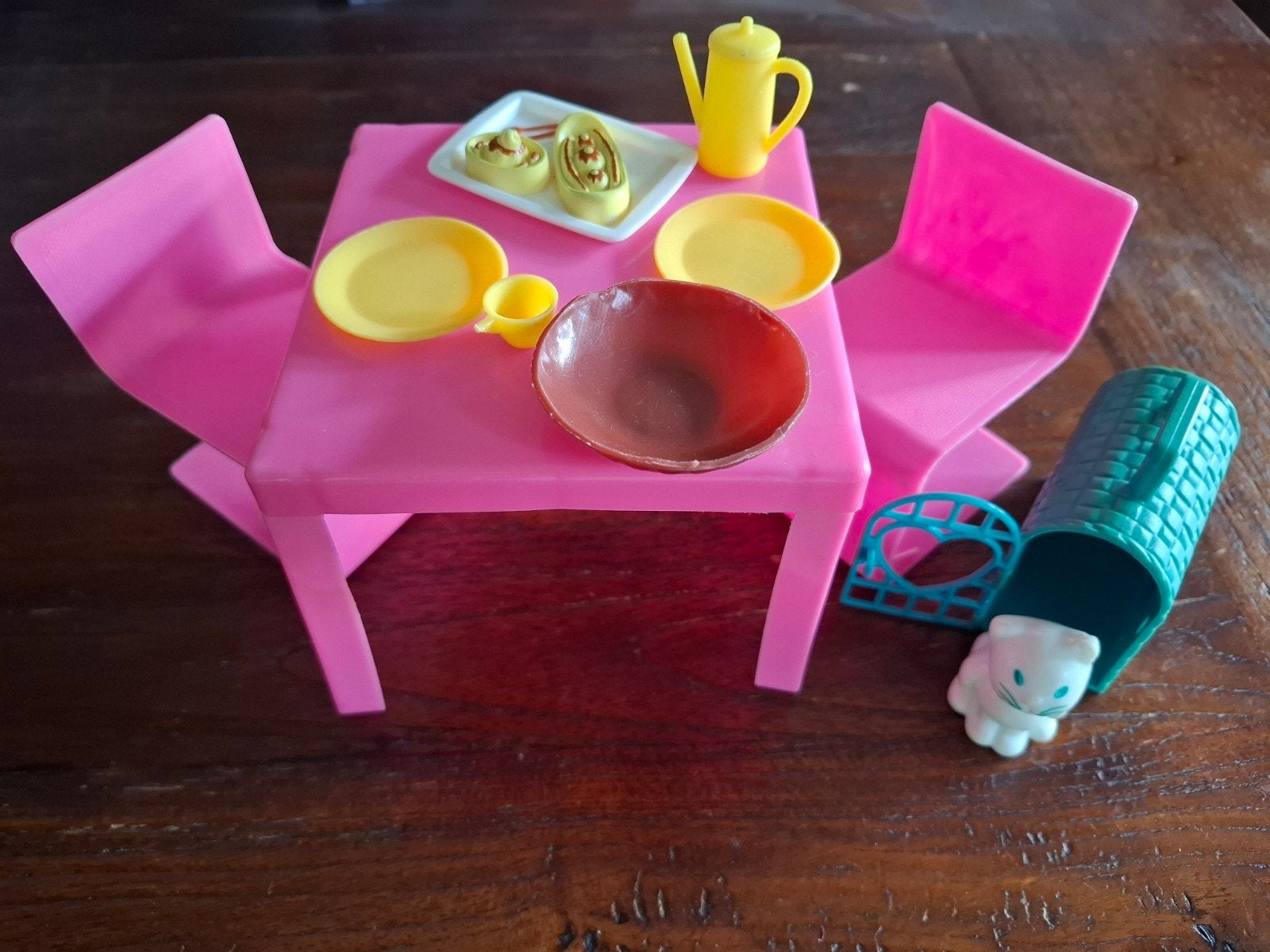 Barbie eetkamer. Tafel met 2 stoelen en accesoires, poes., Ophalen of Verzenden, Gebruikt, Poppenhuis