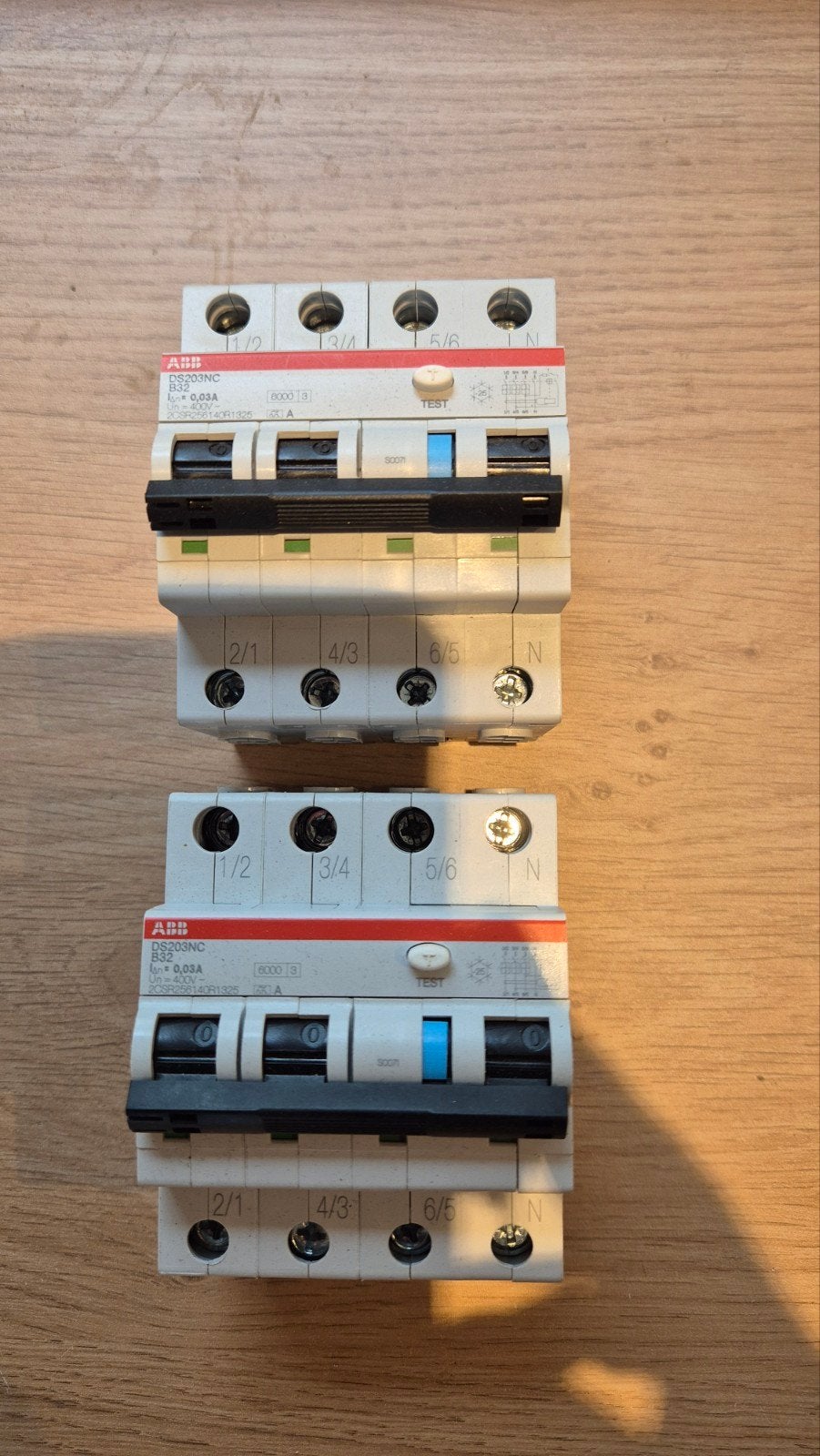 2x ABB DS203NC B32 Aardlekautomaat 32A 0.03A, Ophalen of Verzenden, Zo goed als nieuw, ABB, Aardlekautomaat