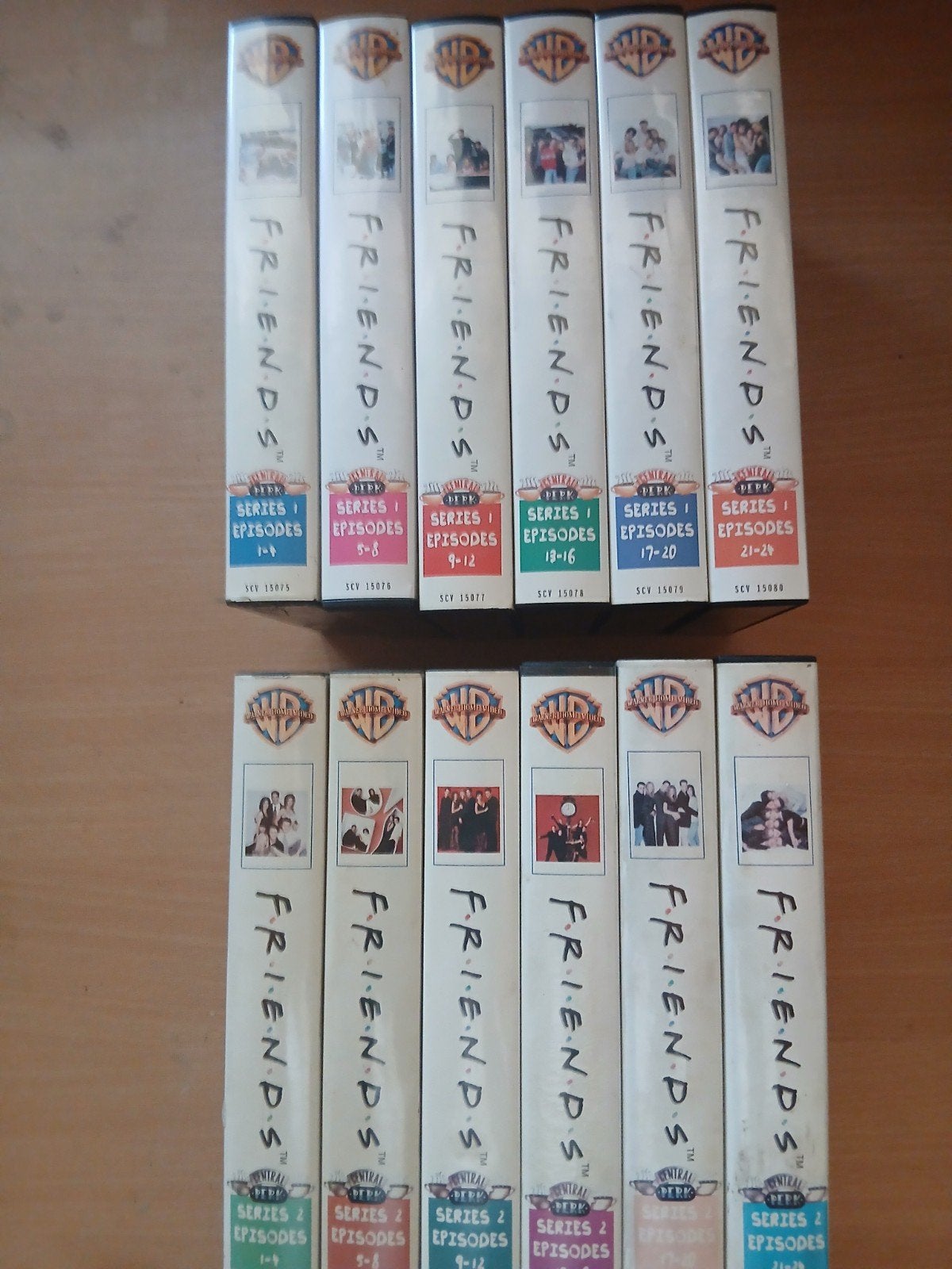 Friends seizoen 1 & 2 compleet op VHS, Ophalen of Verzenden, Zo goed als nieuw, Foto of Kaart
