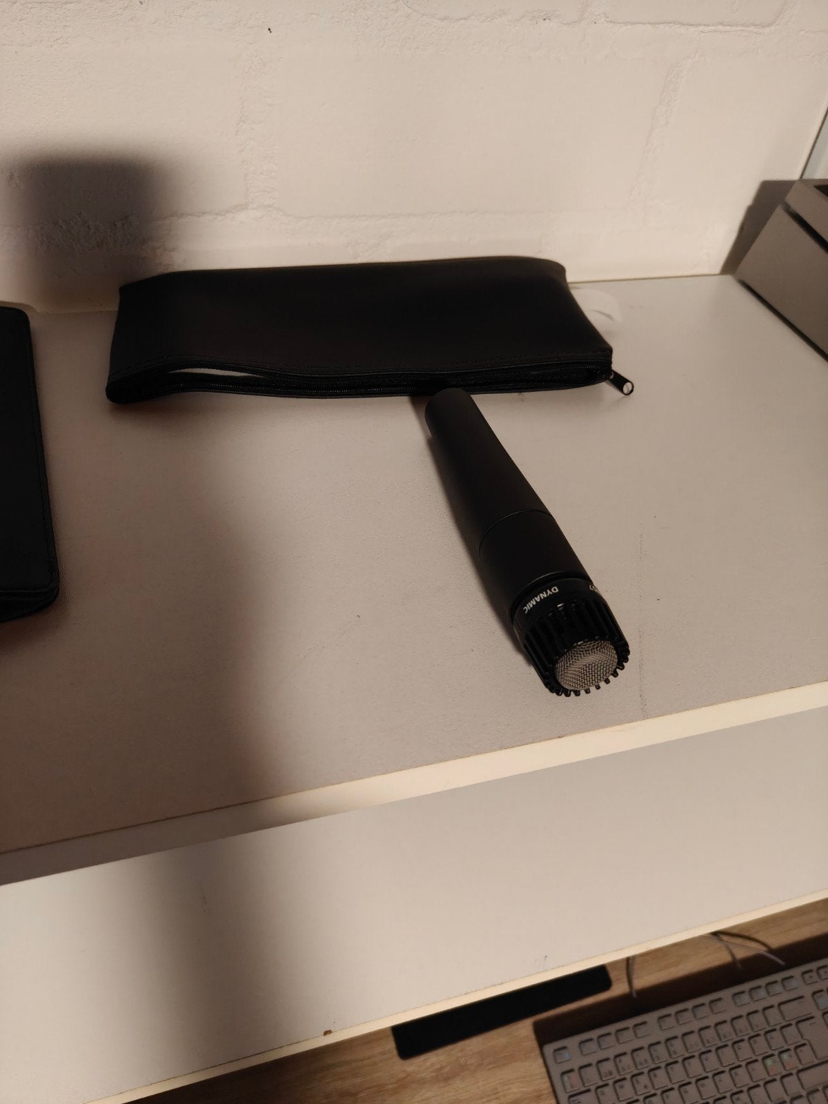 Shure SM57 microfoon + Roland microfoon kabel, Muziek en Instrumenten, Microfoons, Ophalen of Verzenden, Zo goed als nieuw, Instrumentmicrofoon