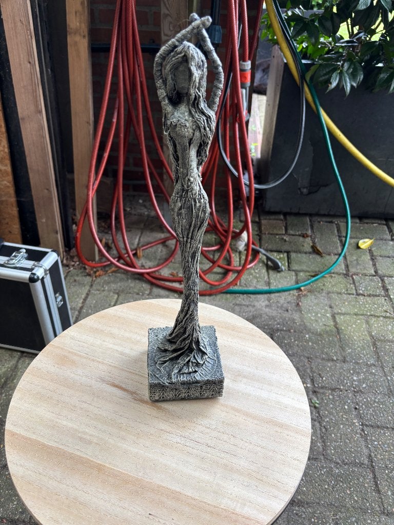 Betonnen tuinbeeld vrouw, Ophalen of Verzenden, Zo goed als nieuw, Beton, Mensenbeeld