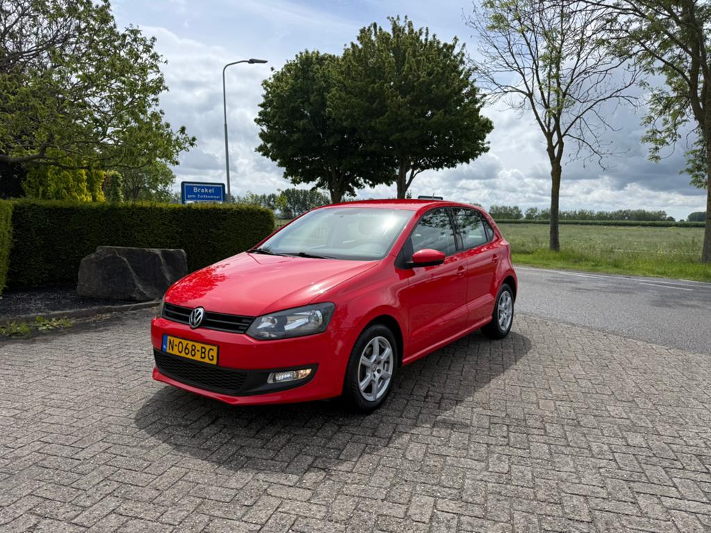 Volkswagen Polo 1.2-12v 51KW Trendline 5D 2012 Rood AIRCO!, Auto's, Voorwielaandrijving, Euro 5, 40 €/maand, Zwart