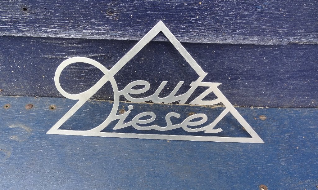 Deutz Diesel Tractor Embleem 43 x 21½ Cm 2½ mm Dik, Verzenden, Zo goed als nieuw, Auto's