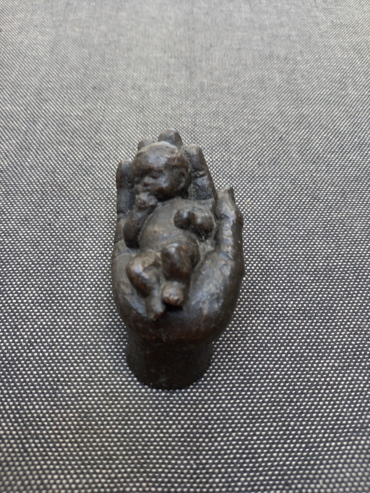 Oud beeldje "Baby op hand"., Ophalen of Verzenden, Gebruikt, Mens