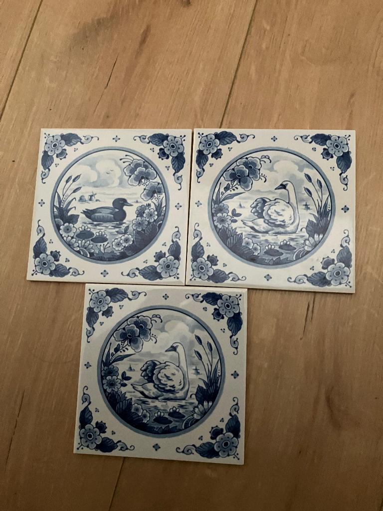 Delfts blauw drie tegels eend en zwaan, Verzenden