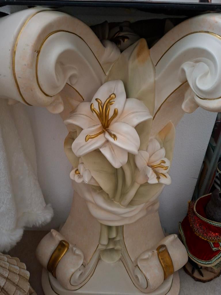 Decoratieve bijzettafel met bloemmotief en glasplaat, Huis en Inrichting, Tafels | Bijzettafels, Klassiek, Elegant, Barok, Minder dan 45 cm