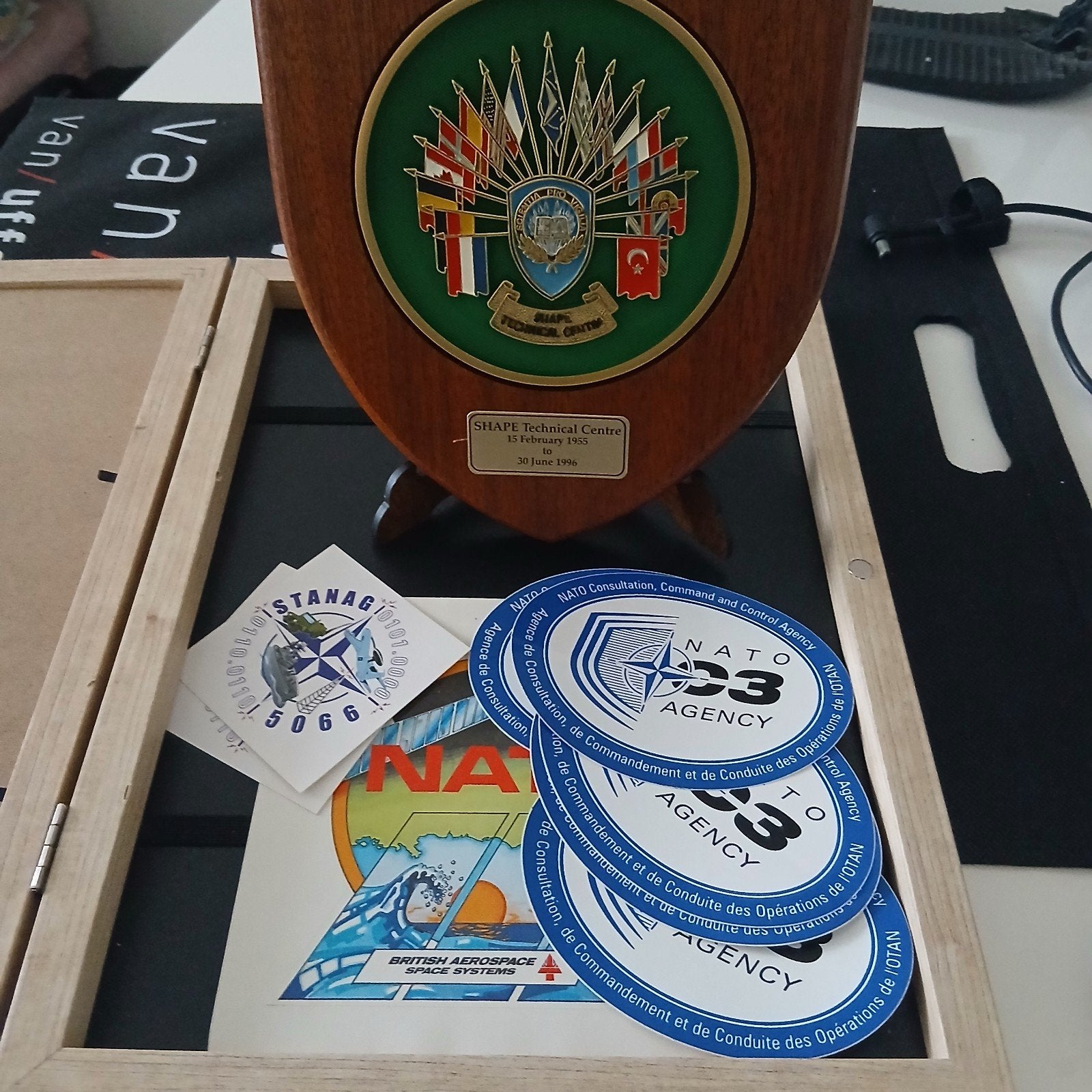 SHAPE Technical Centre Plaquette met NATO stickers, Ophalen, Overige soorten, Overige gebieden, Kunstobject