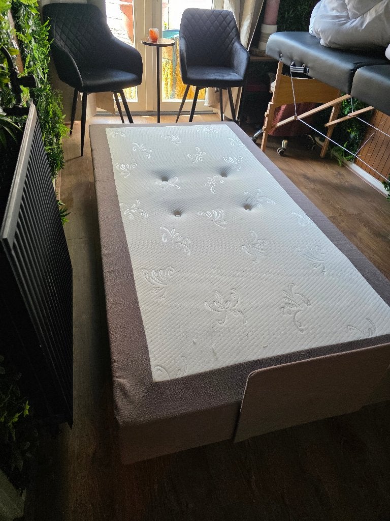 Swiss Sense Elektrisch Verstelbaar Bed 100x200 incl. Matras, Ophalen, Eenpersoons, Bruin, Zo goed als nieuw
