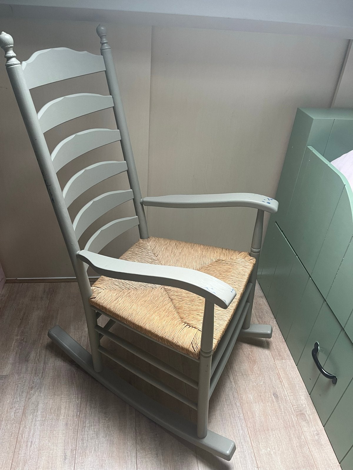 Schommelstoel met rieten zitting - Franch-Gray, Huis en Inrichting, Stoelen, Ophalen, Gebruikt, Hout, Eén