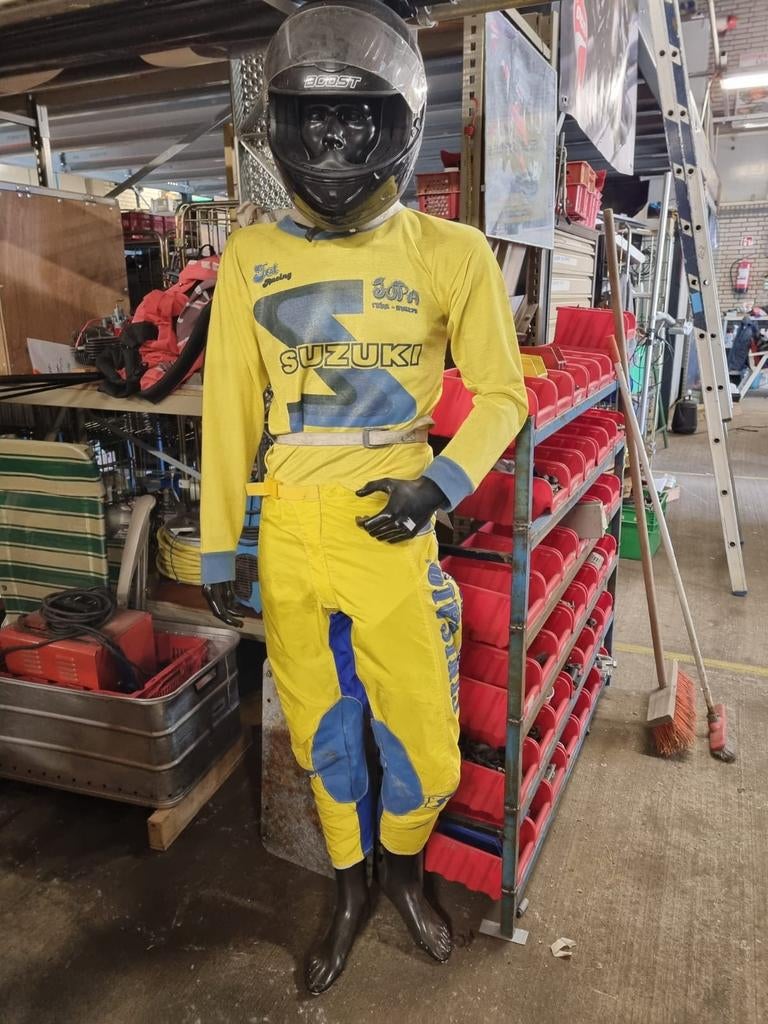 Te Koop etalagepop, gekleed als motorcrosser, Motoren, Ophalen