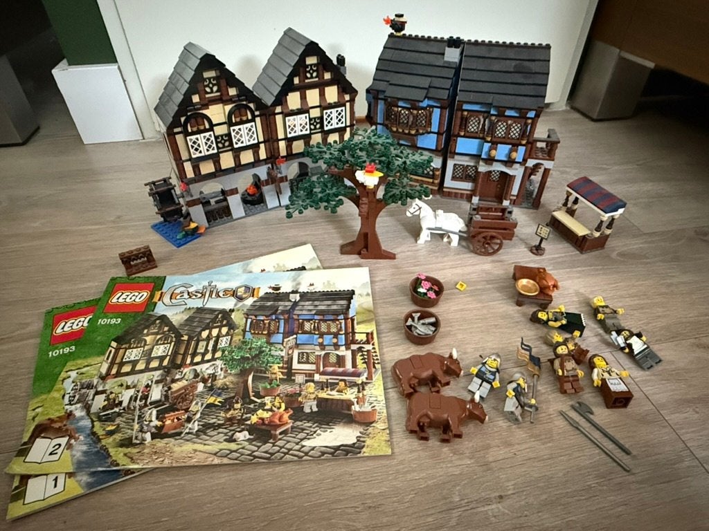 Lego 10193  Medieval Market Village, Ophalen of Verzenden, Gebruikt