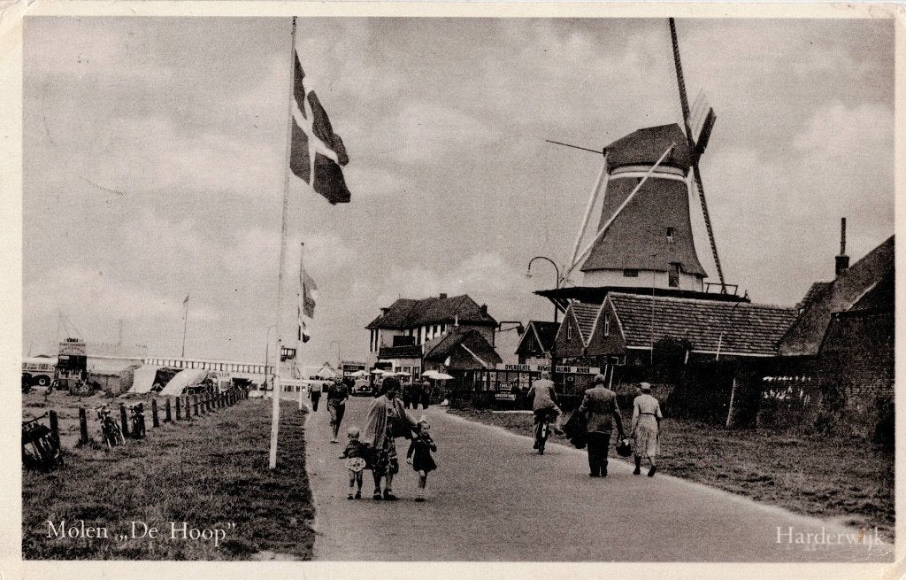 Harderwijk – Molen “De Hoop”. Gelopen Bergen 1957., Ophalen of Verzenden, 1940 tot 1960, Gelopen, Gelderland