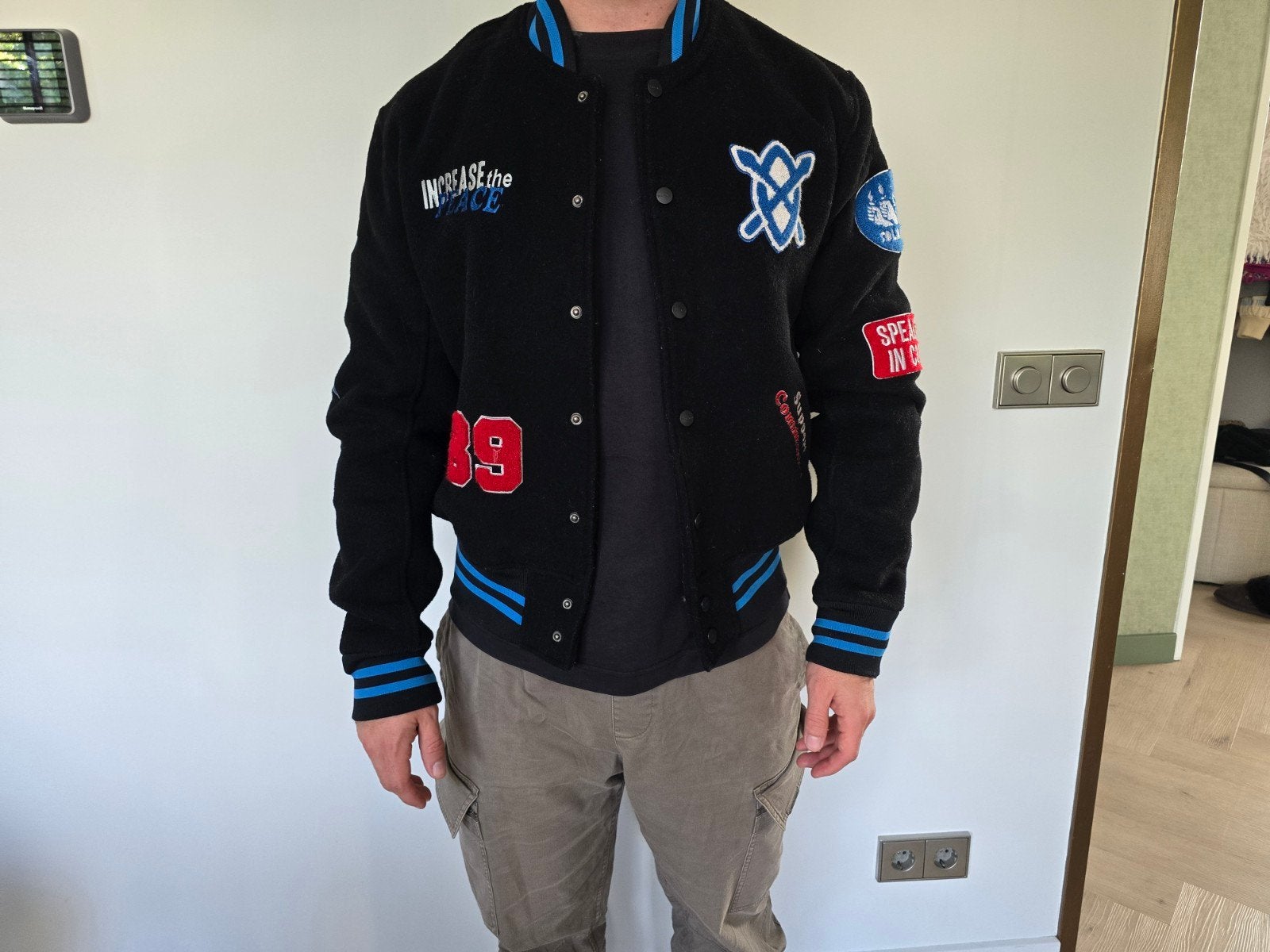 Daily Paper Varsity Jacket - Zwart met blauwe details, Maat 48/50 (M), Zwart, Ophalen of Verzenden, Zo goed als nieuw