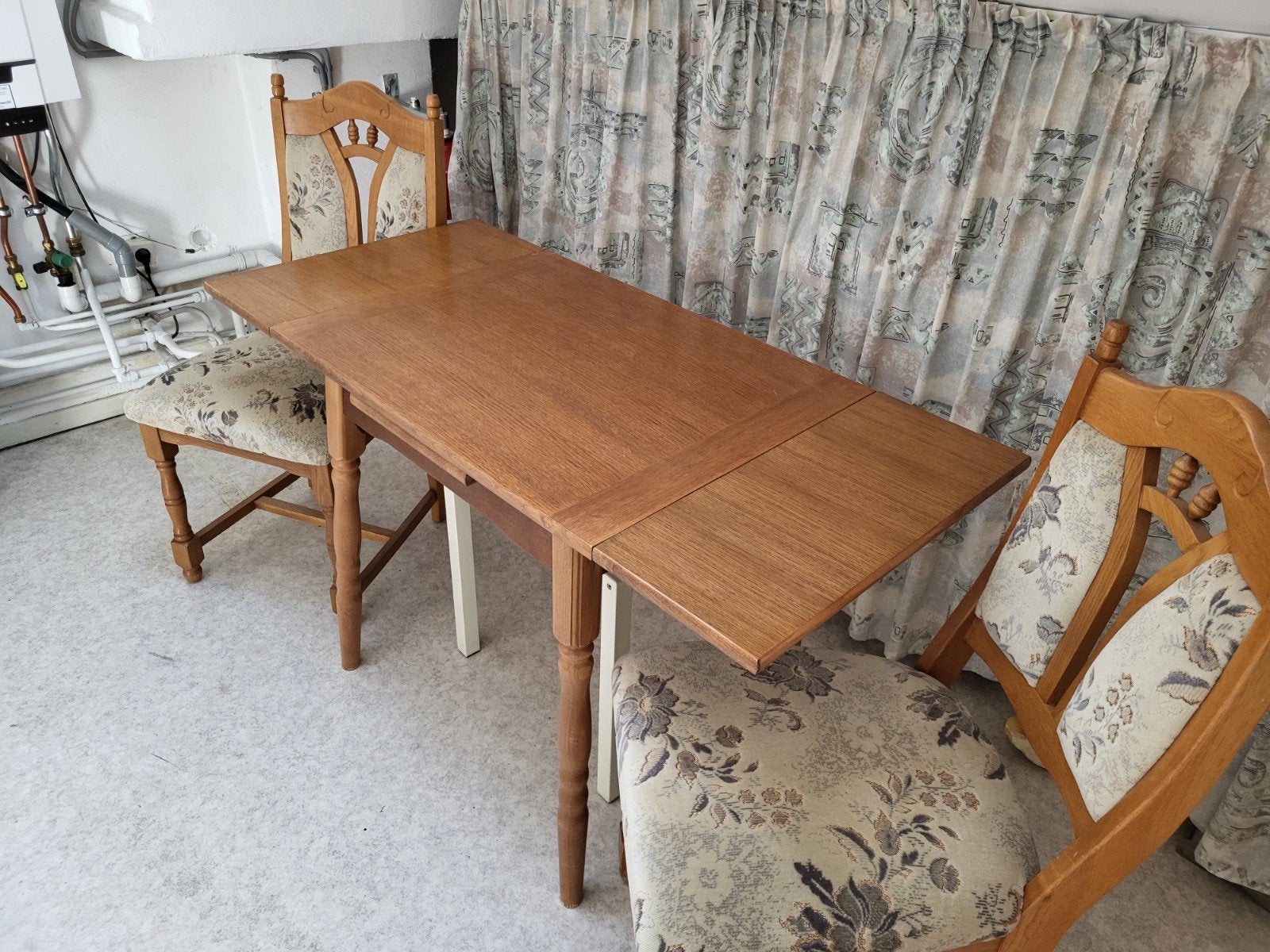 Uitschuifbaar eiken keukentafeltje met 2 stoelen, Gebruikt, 100 tot 150 cm, Eikenhout, Tot twee personen