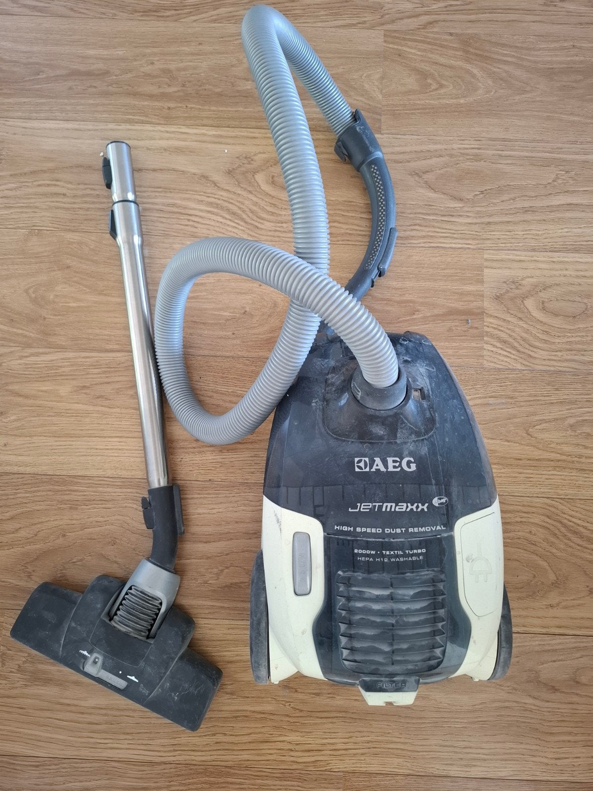 AEG Vacuum 2000W - Heavy Used, Witgoed en Apparatuur, Stofzuigers, Gebruikt, 2000 watt of meer, Geschikt voor harde vloeren, Sledestofzuiger