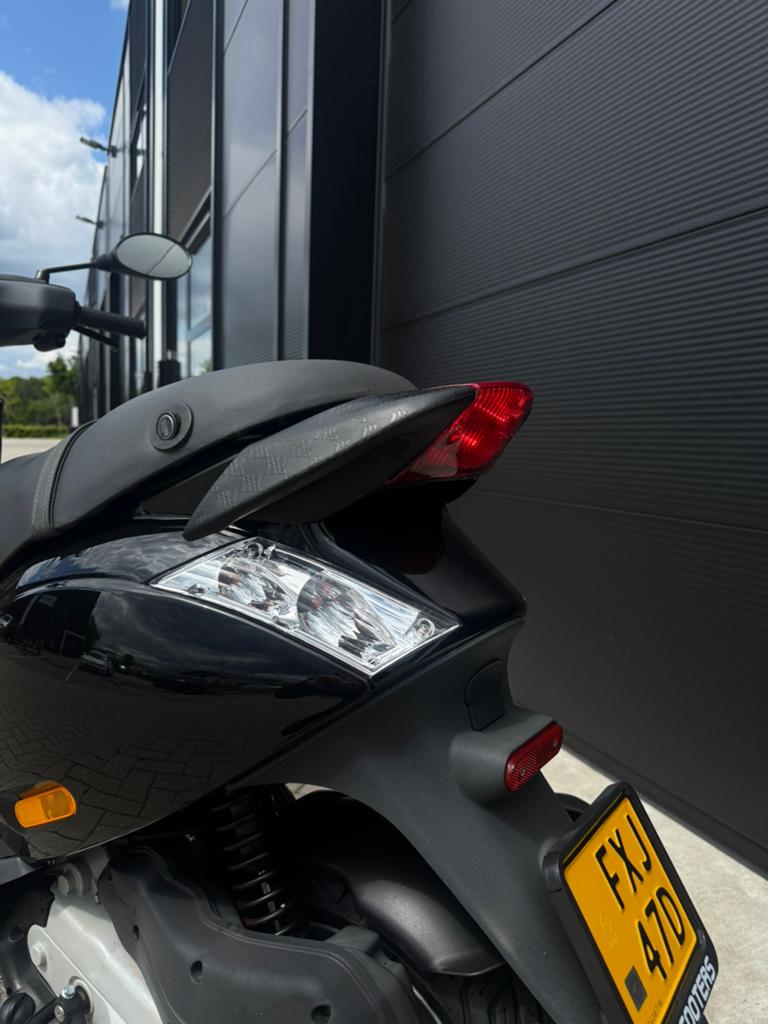 Piaggio Zip 4takt 2V  7000km ( 6 maanden garantie), Fietsen en Brommers, Ophalen, Zo goed als nieuw