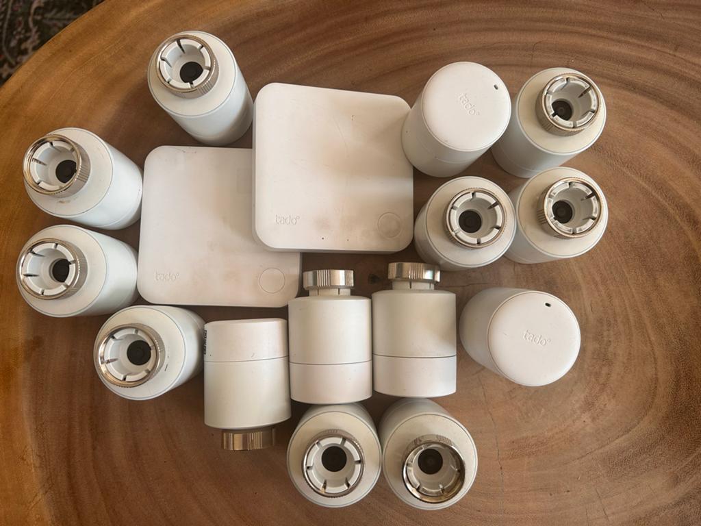 Tado Slimme Thermostaatknoppen 14 stuks en Bridge Set, Doe-het-zelf en Verbouw, Verwarming en Radiatoren, Gebruikt, Minder dan 30 cm