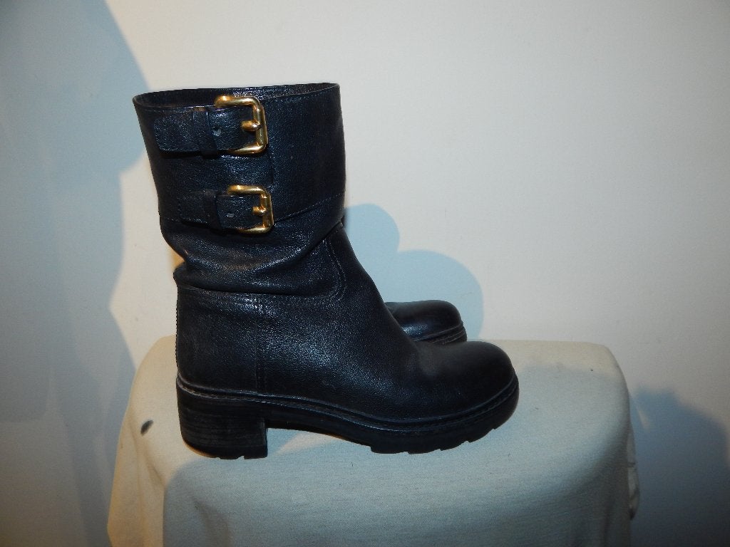 Prada zwarte half hoge laarzen gouden gespen stoer 36.5/37, Kleding | Dames, Schoenen, Prada, Verzenden, Zwart, Lage of Enkellaarzen