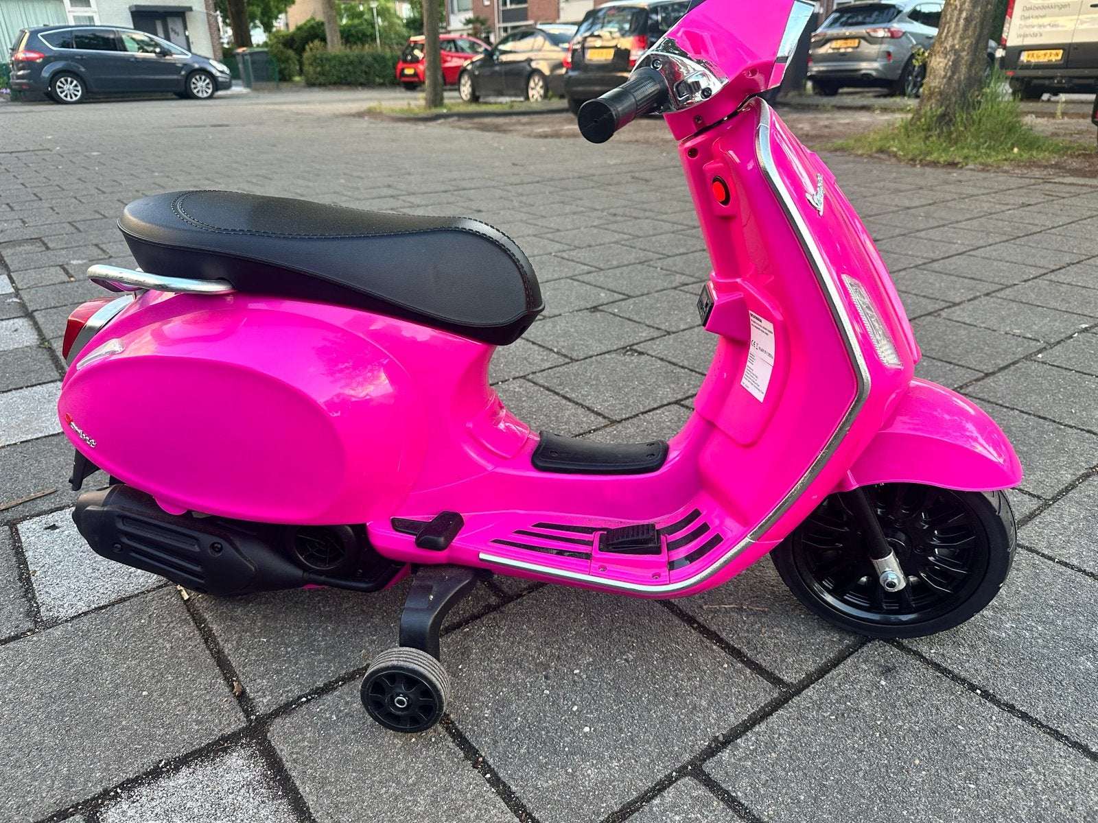 Vespa kinderscooter met zijwieltjes, Kinderen en Baby's, Speelgoed | Speelgoedvoertuigen, Ophalen, Zo goed als nieuw, Afstandsbediening