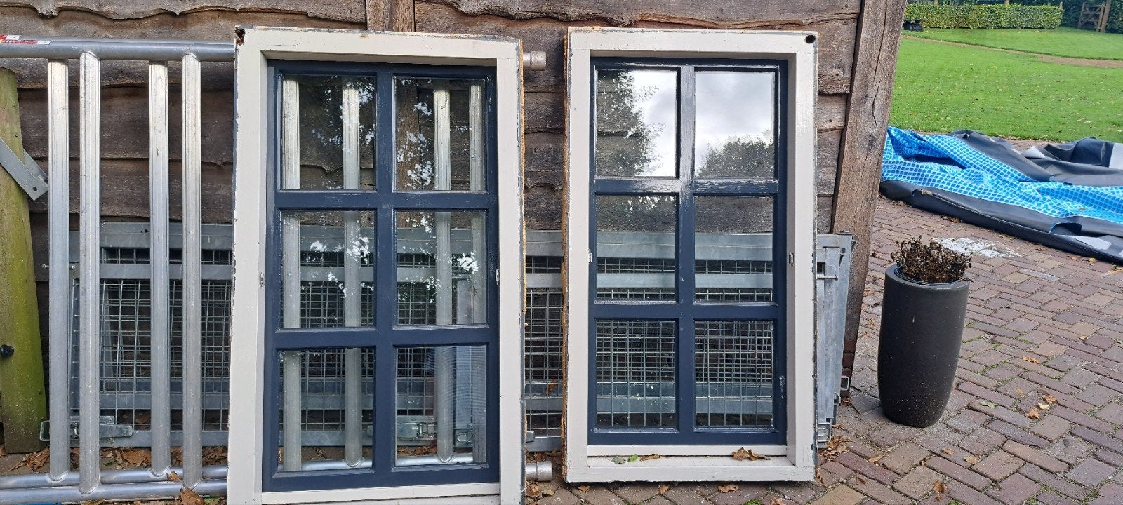 Twee kozijen hardhout met dubbelglas en passend hoor, Raamkozijn, Zo goed als nieuw, Inclusief glas, 75 tot 150 cm
