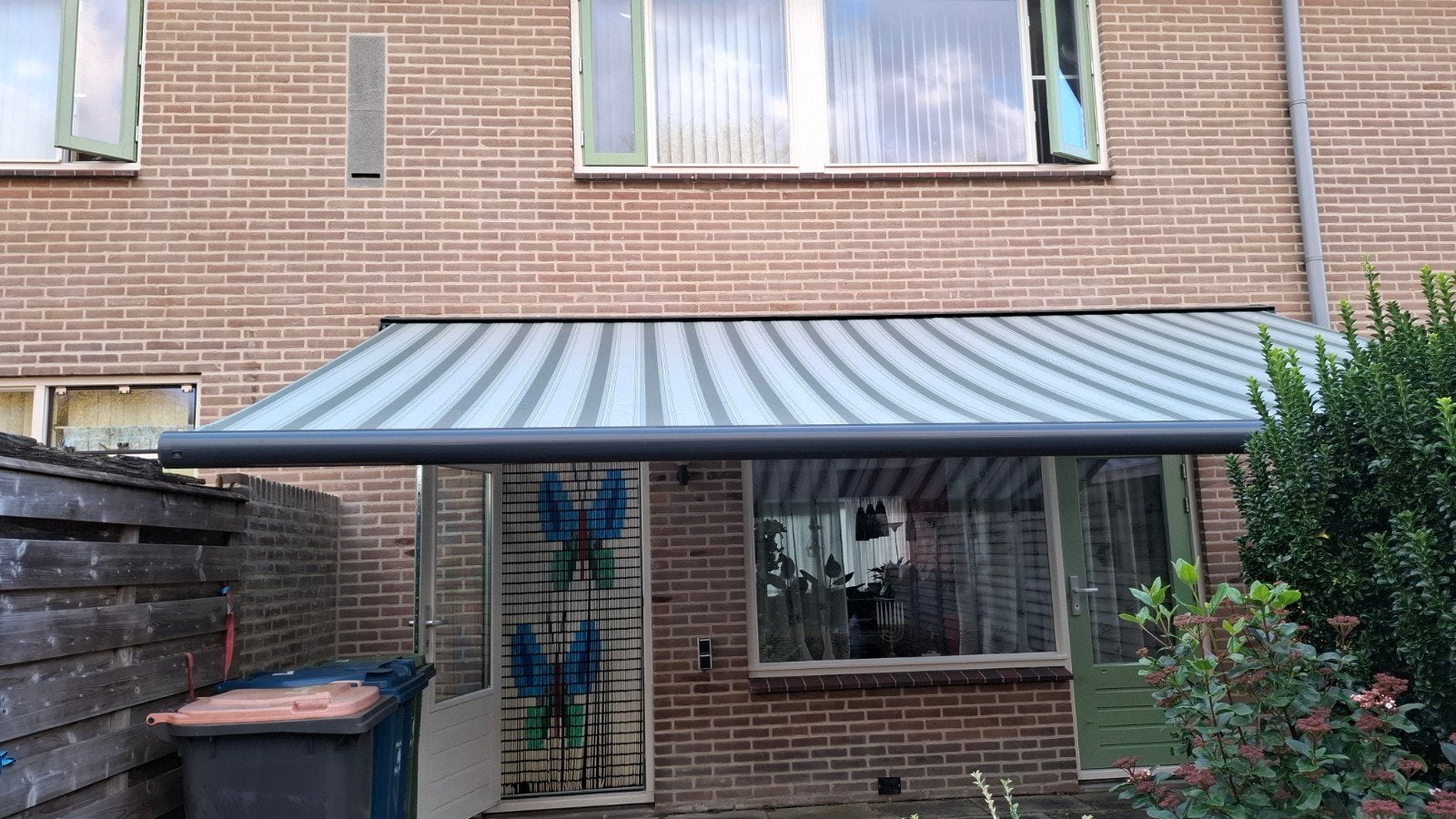 zonnescherm uitvalscherm, Ophalen, 450 cm of meer, Elektrisch, Zo goed als nieuw