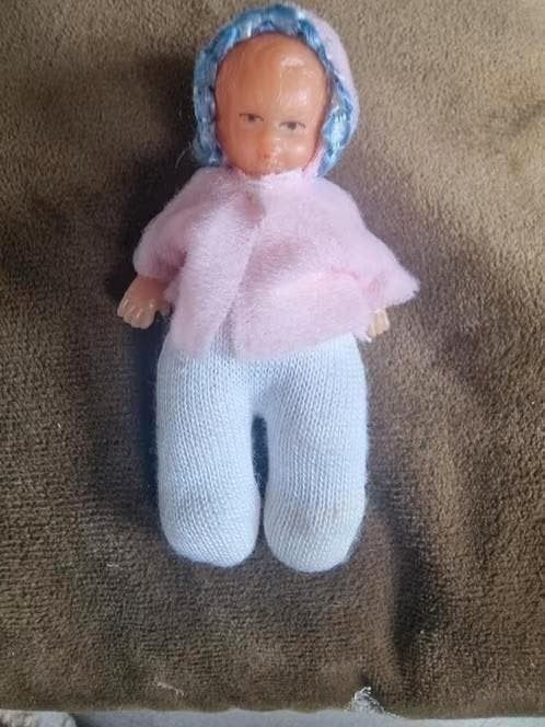 Vintage Miniatuur Babypopje - 9 cm, Ophalen of Verzenden, Gebruikt, Babypop