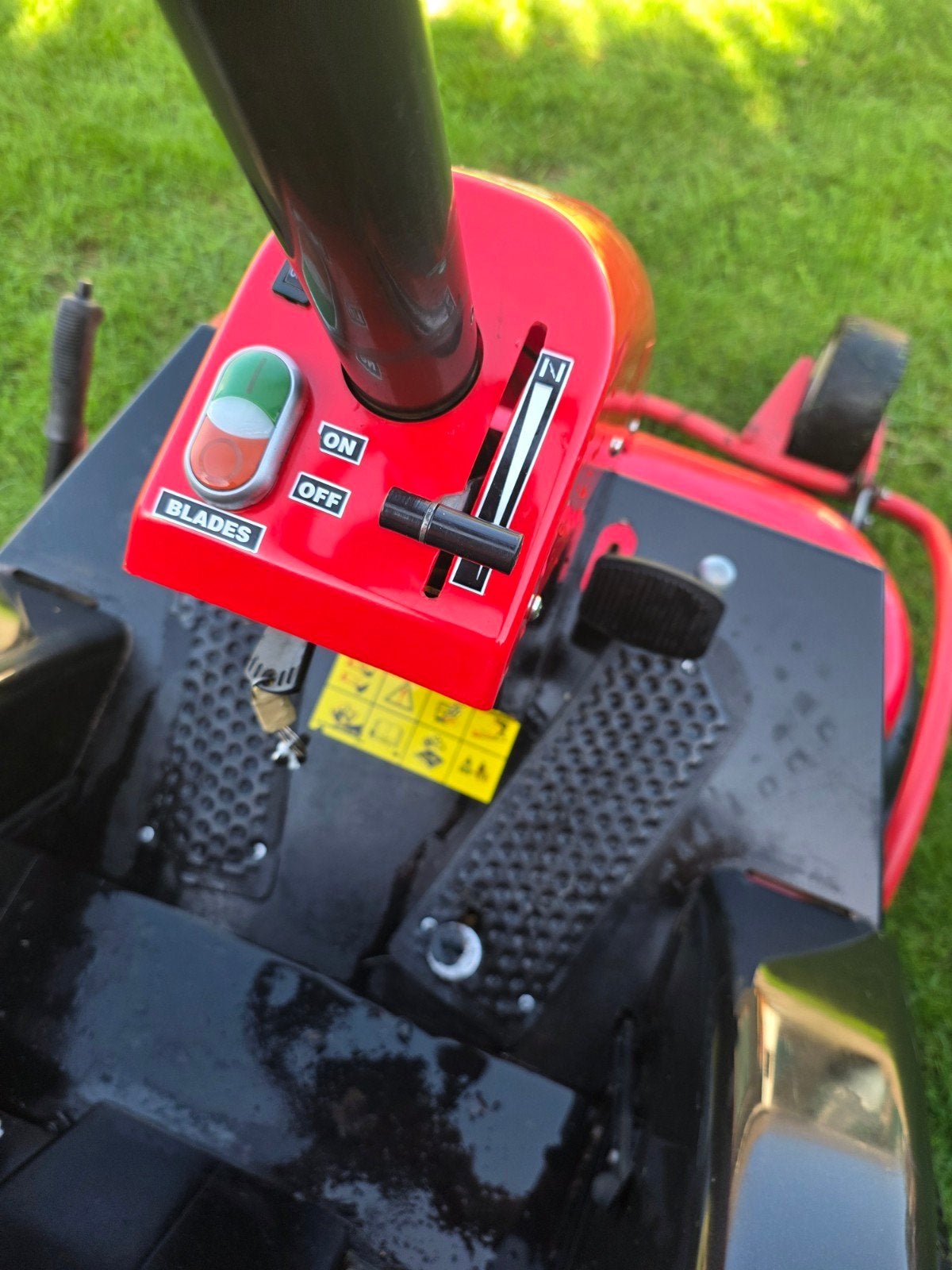 Foto 12 van GTM 1350 Zitmaaier - Krachtige Benzine Grasmaaier