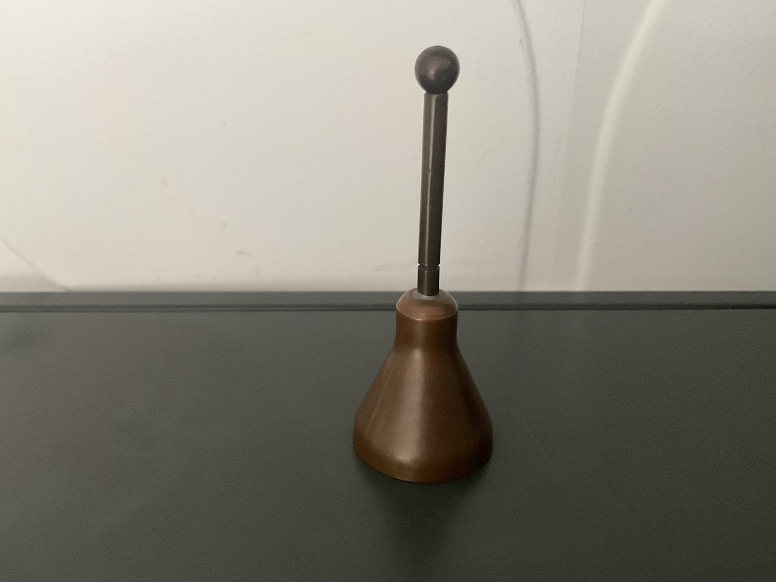 Antieke koperen handbel met patina, Verzenden, Koper