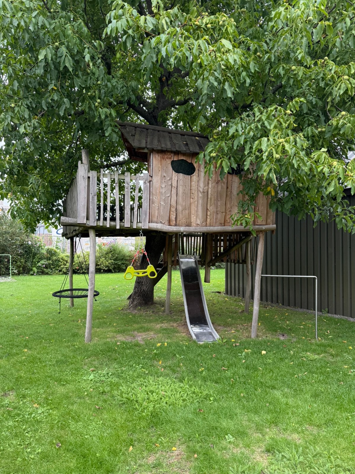 Stoere boomhut met speelhuis, Ophalen, Zo goed als nieuw, Glijbaan