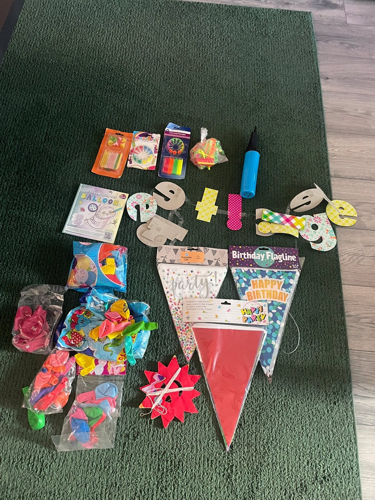 Allemaal nog nieuwe Versiering voor een Verjaardag, Ophalen, Nieuw, Versiering, Verjaardag