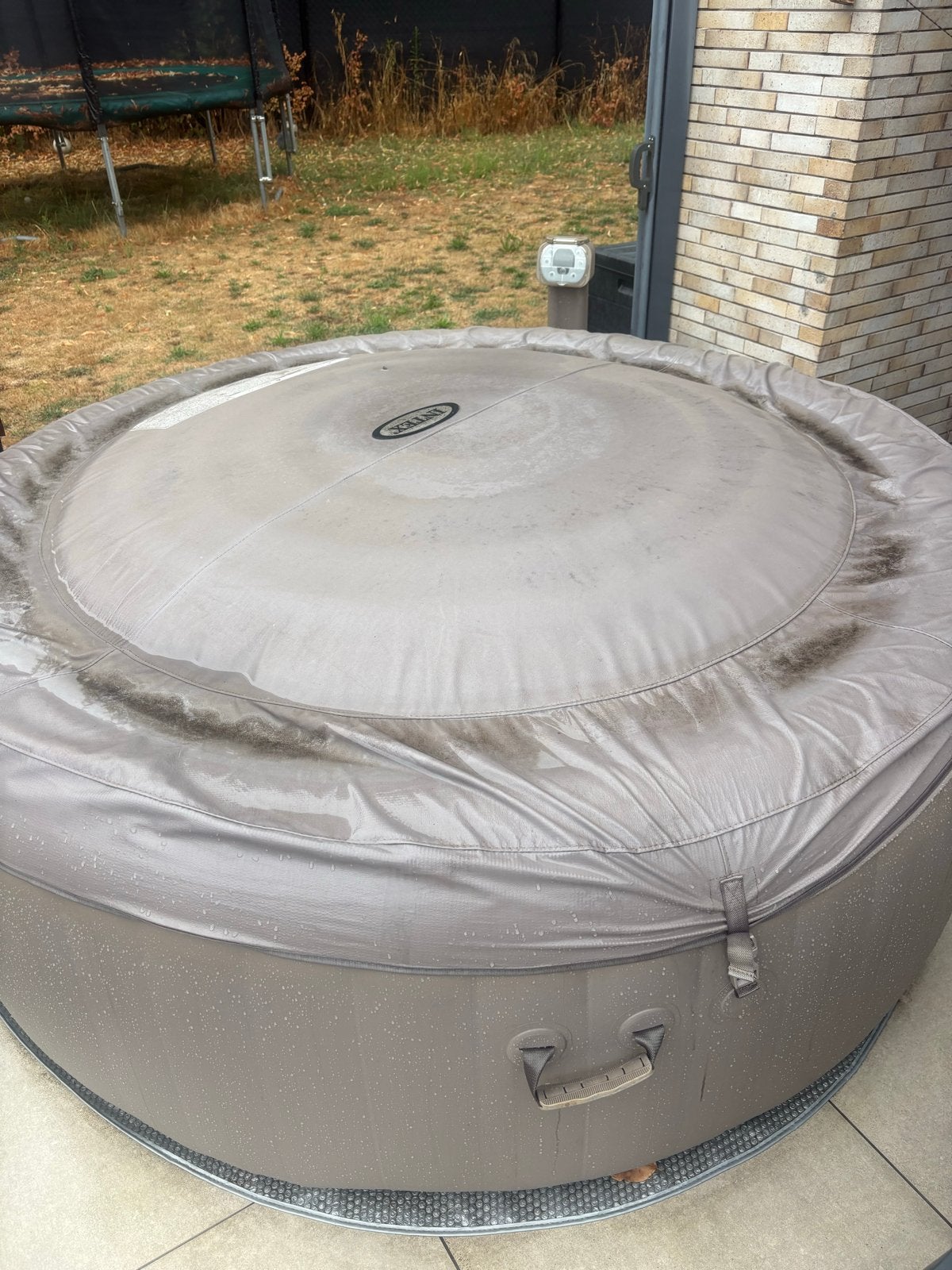 Opblaasbare jacuzzi met lichte beschadiging aan deksel, Ophalen, Gebruikt, Opblaasbaar