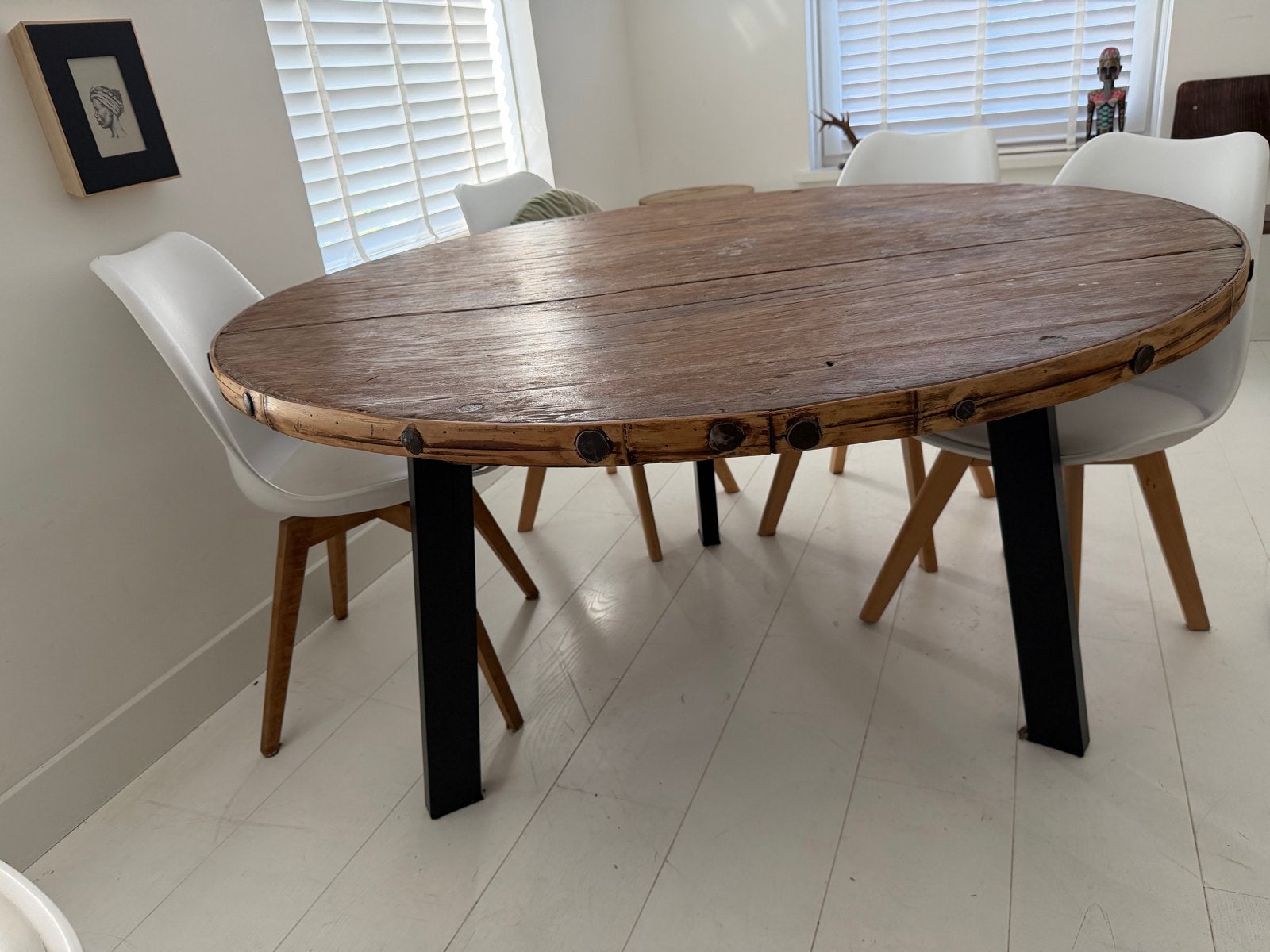 Ronde eettafel van oud hout met zwart  metalen poten, Ophalen, Gebruikt, 100 tot 150 cm, Rond