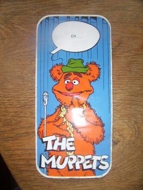 The Muppet Show sticker Fozzie Bear  EH....23 x 10,5 cm 1983, Ophalen of Verzenden, Kuifje, Zo goed als nieuw, Beeldje of Figuurtje