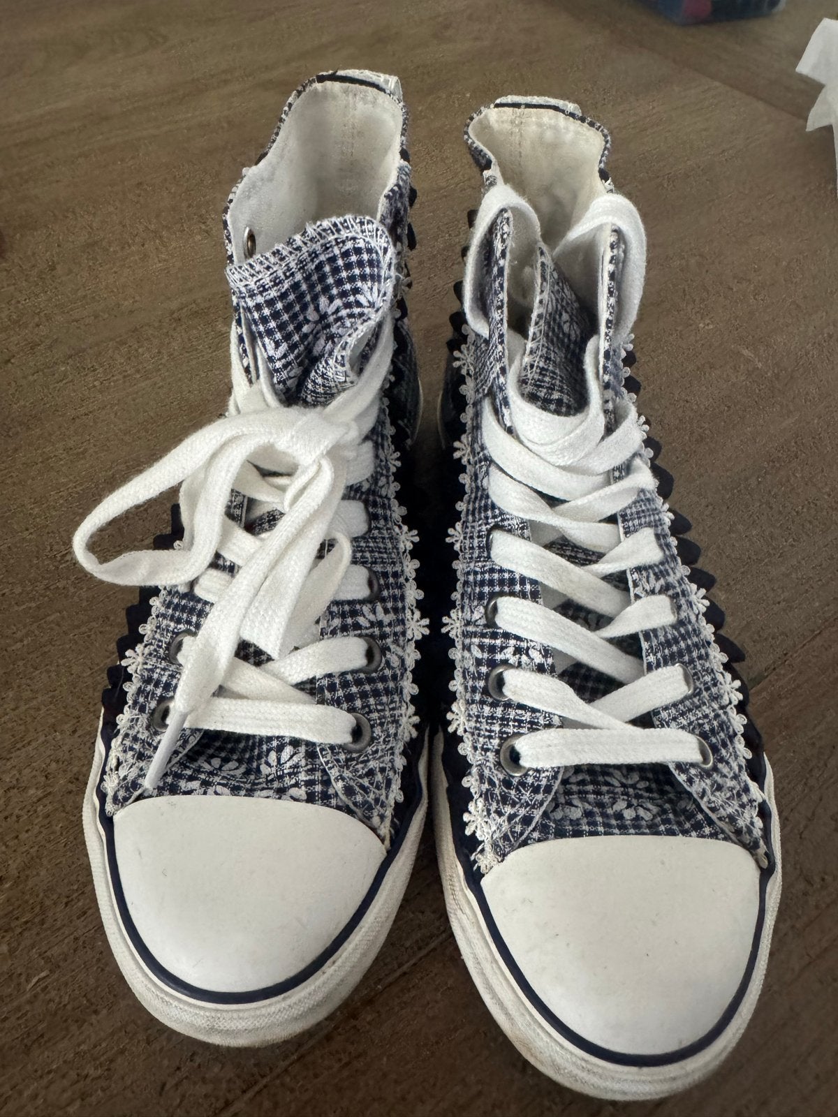 Oktoberfeest sneakers met ruitjespatroon bloemetjes, maat 36, Ophalen of Verzenden, Gedragen, Blauw, Sneakers of Gympen