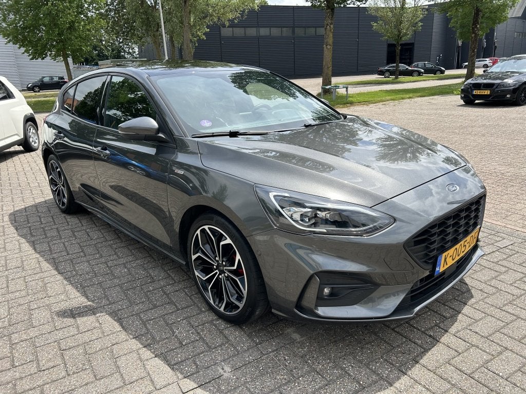 Ford Focus 1.5 EcoB. ST L. XBns 150PK DEALER PANO afn TRHK N, 1304 kg, Stof, Gebruikt, Euro 6