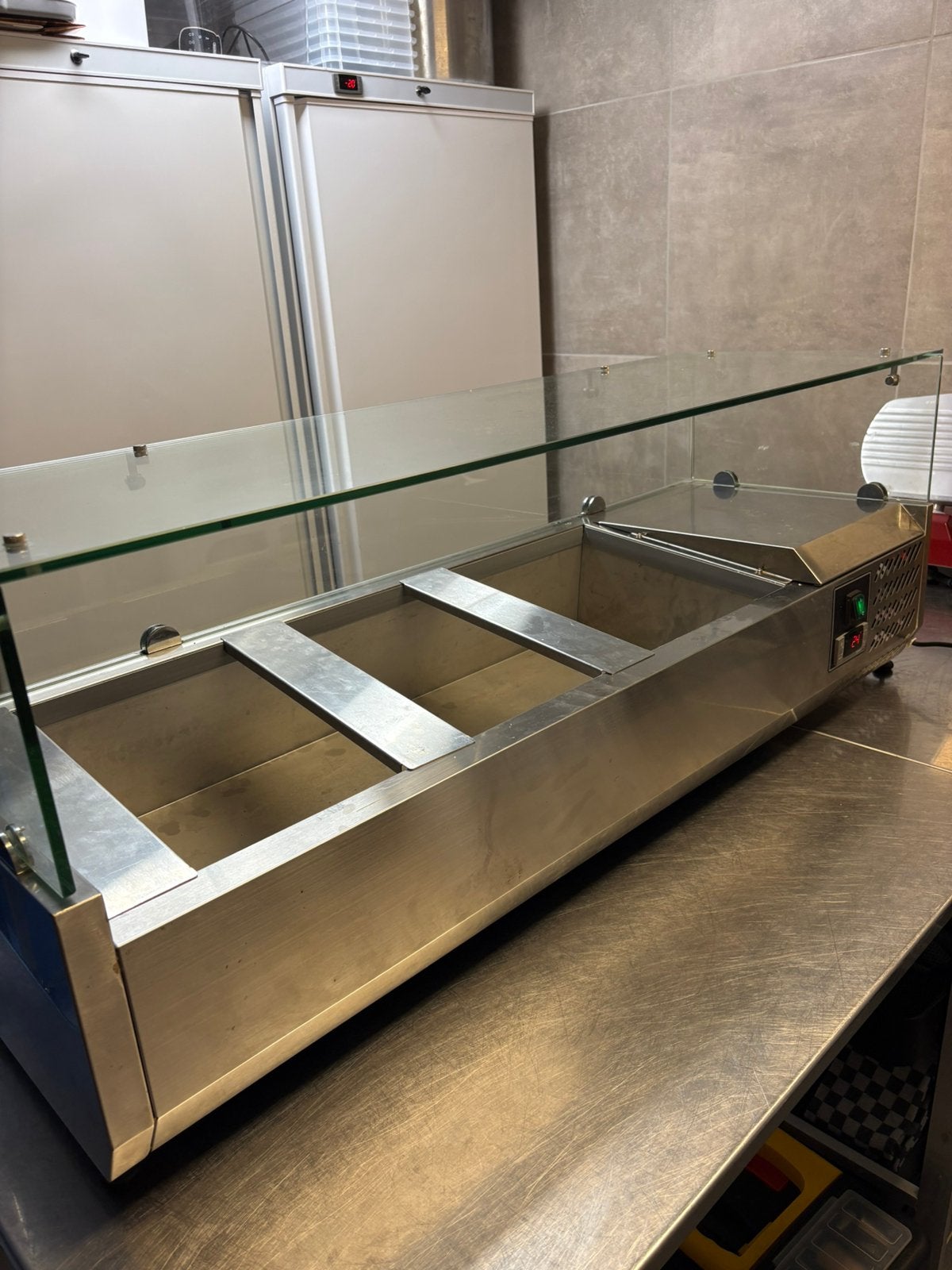 Zo goed als nieuwe koel vitrine, Ophalen, Koelen en Vriezen