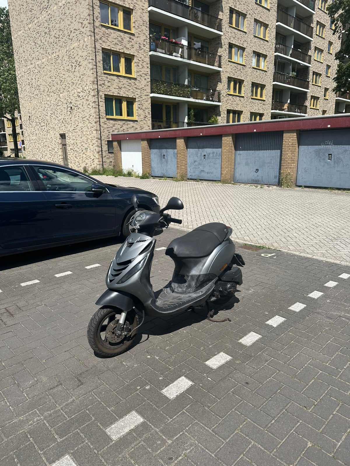 piaggio zip 4t 2017 + beenkleed, kettingslot en windscherm, Fietsen en Brommers, Snorfietsen en Snorscooters, Zo goed als nieuw