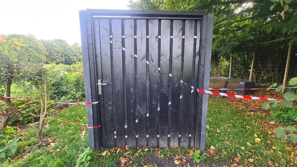 Zwarte houten poort., Ophalen, 100 tot 150 cm, Zo goed als nieuw, Looppoort