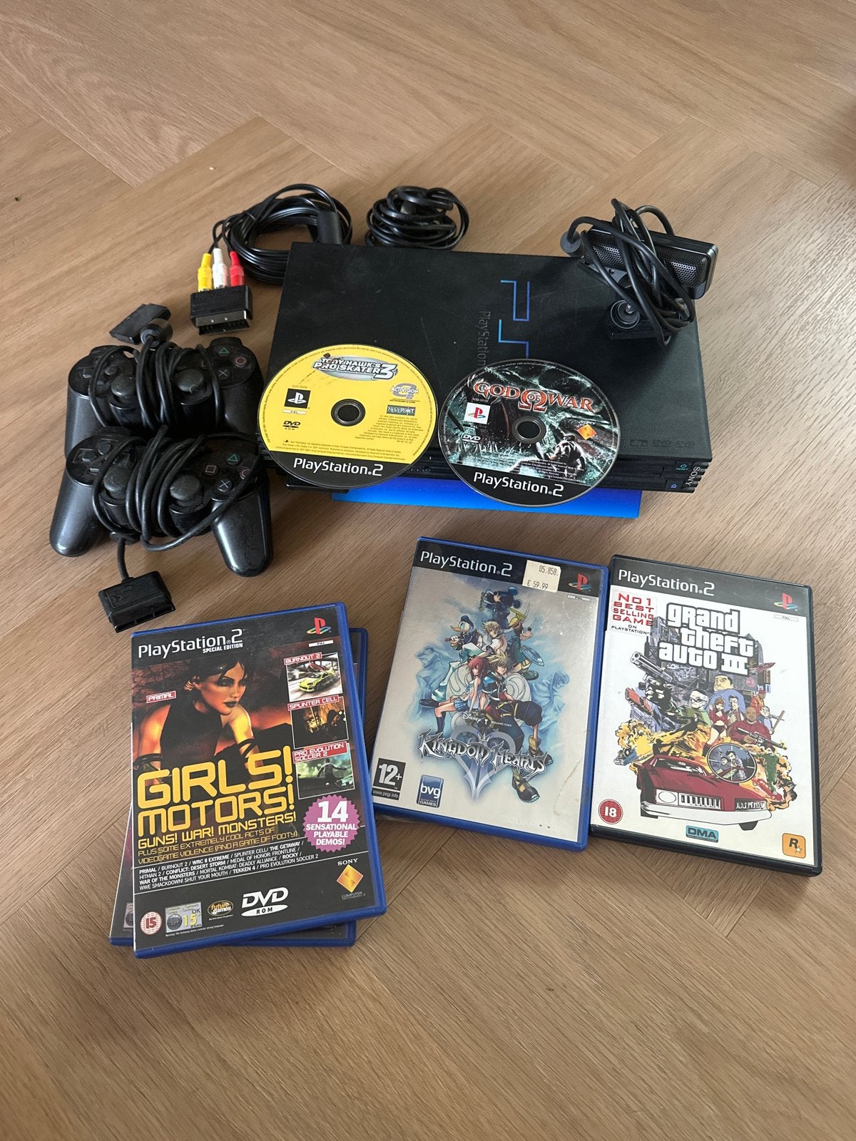PlayStation 2 met 2 controllers en 4 games & 2 demo disc, Spelcomputers en Games, Spelcomputers | Sony PlayStation 3, Phat, Met 2 controllers